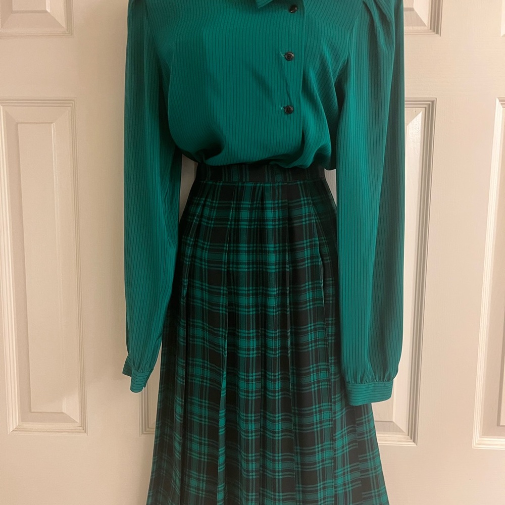 Oscar de la Renta Elegant Silk Green plaid skirt and shirt.